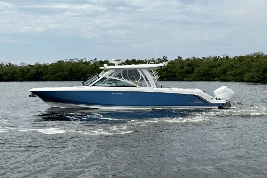 2021 Boston Whaler 320 Vantage