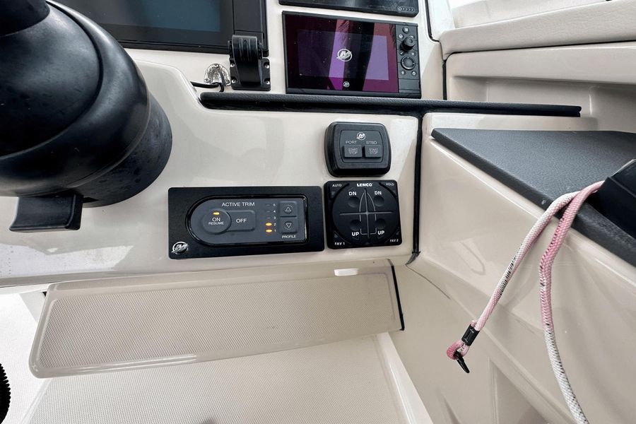 2021 Boston Whaler 320 Vantage