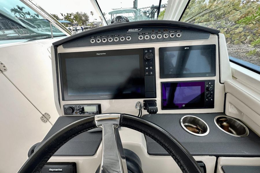 2021 Boston Whaler 320 Vantage