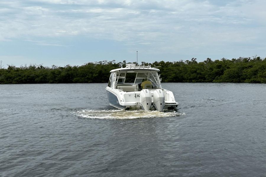 2021 Boston Whaler 320 Vantage