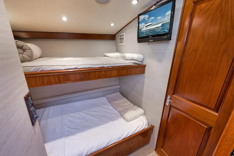 No Agenda Yacht Photos Pics Guest Stateroom