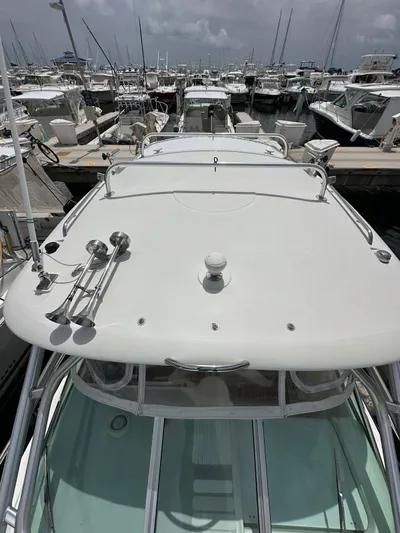  Yacht Photos Pics 2006 Hydra-Sports 2900 VX boat docked in a marina.