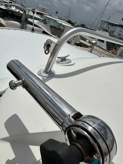  Yacht Photos Pics 2006 Hydra-Sports 2900 VX boat deck with chrome fittings at marina.