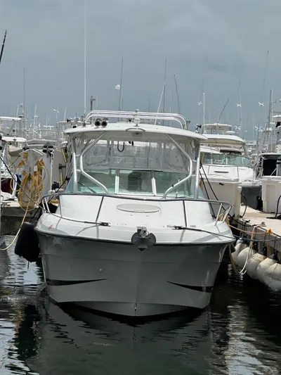  Yacht Photos Pics 2006 Hydra-Sports 2900 VX boat docked in a marina.