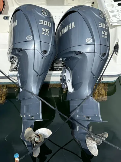 Yacht Photos Pics Twin Yamaha 300 V6 outboard engines on a 2006 Hydra-Sports 2900 VX boat.