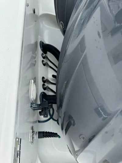  Yacht Photos Pics Close-up of 2006 Hydra-Sports 2900 VX boat engine and components.