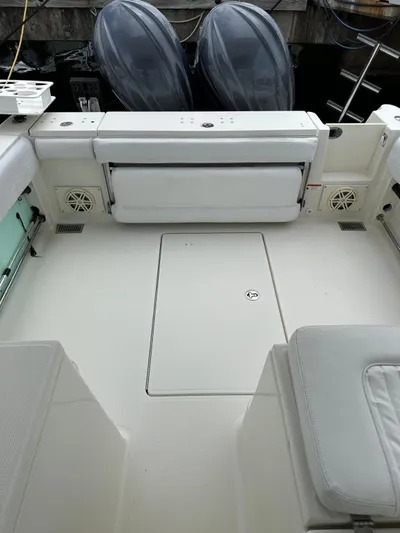  Yacht Photos Pics 2006 Hydra-Sports 2900 VX boat deck with twin outboard motors.