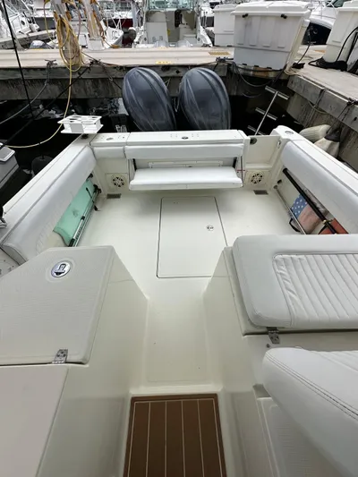  Yacht Photos Pics 2006 Hydra-Sports 2900 VX boat interior with twin outboard motors.