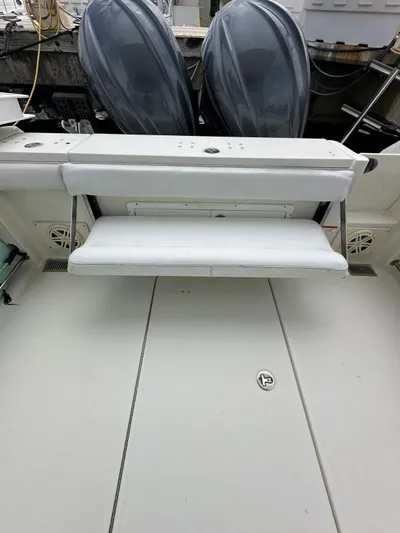  Yacht Photos Pics 2006 Hydra-Sports 2900 VX boat with dual outboard motors and foldable bench seat.