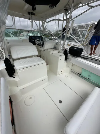  Yacht Photos Pics 2006 Hydra-Sports 2900 VX boat interior with white seating and steering console.