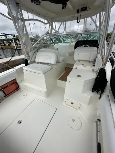  Yacht Photos Pics 2006 Hydra-Sports 2900 VX boat interior with white seating and clean deck.