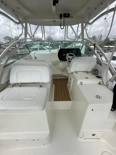  Yacht Photos Pics 2006 Hydra-Sports 2900 VX boat interior with white seating and control panel.