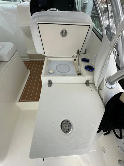  Yacht Photos Pics 2006 Hydra-Sports 2900 VX boat interior with open storage compartments.