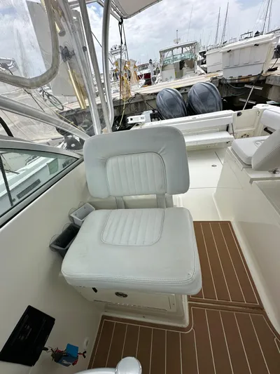  Yacht Photos Pics 2006 Hydra-Sports 2900 VX boat interior with white captain's chair and deck view.