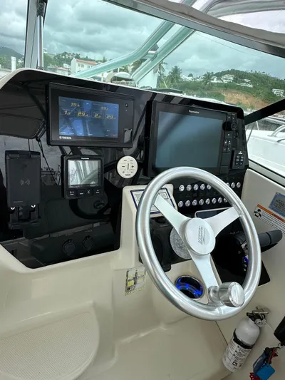 Yacht Photos Pics 2006 Hydra-Sports 2900 VX boat dashboard with steering wheel and navigation equipment.