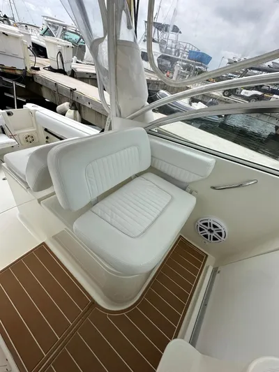  Yacht Photos Pics 2006 Hydra-Sports 2900 VX boat interior with white seating and docked marina view.