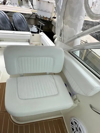  Yacht Photos Pics 2006 Hydra-Sports 2900 VX boat interior with white cushioned seat.