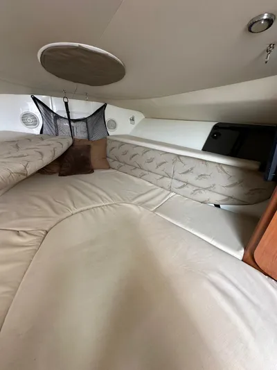  Yacht Photos Pics 2006 Hydra-Sports 2900 VX cabin interior with cushioned seating and storage.