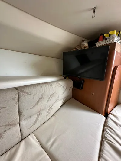  Yacht Photos Pics Interior of 2006 Hydra-Sports 2900 VX with TV and seating area.