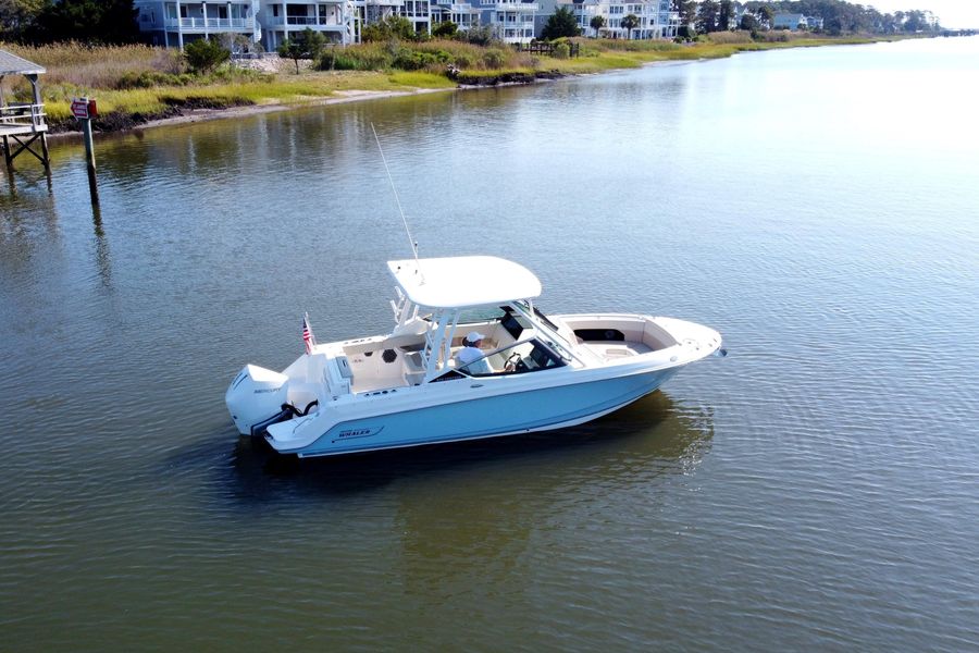 2021 Boston Whaler 240 Vantage