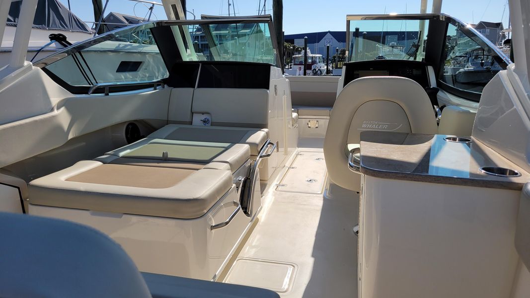 2021 Boston Whaler 240 Vantage