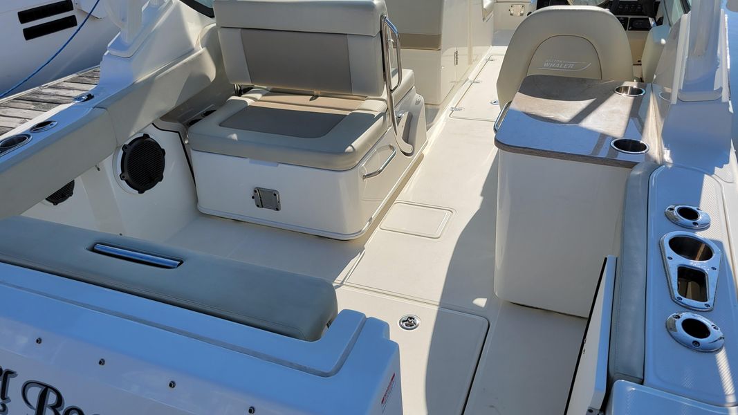 2021 Boston Whaler 240 Vantage