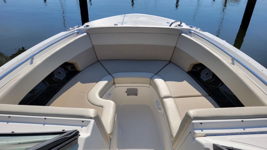 2021 Boston Whaler 240 Vantage