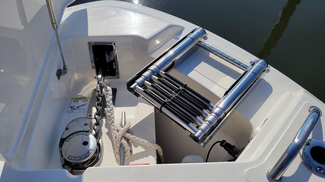 2021 Boston Whaler 240 Vantage