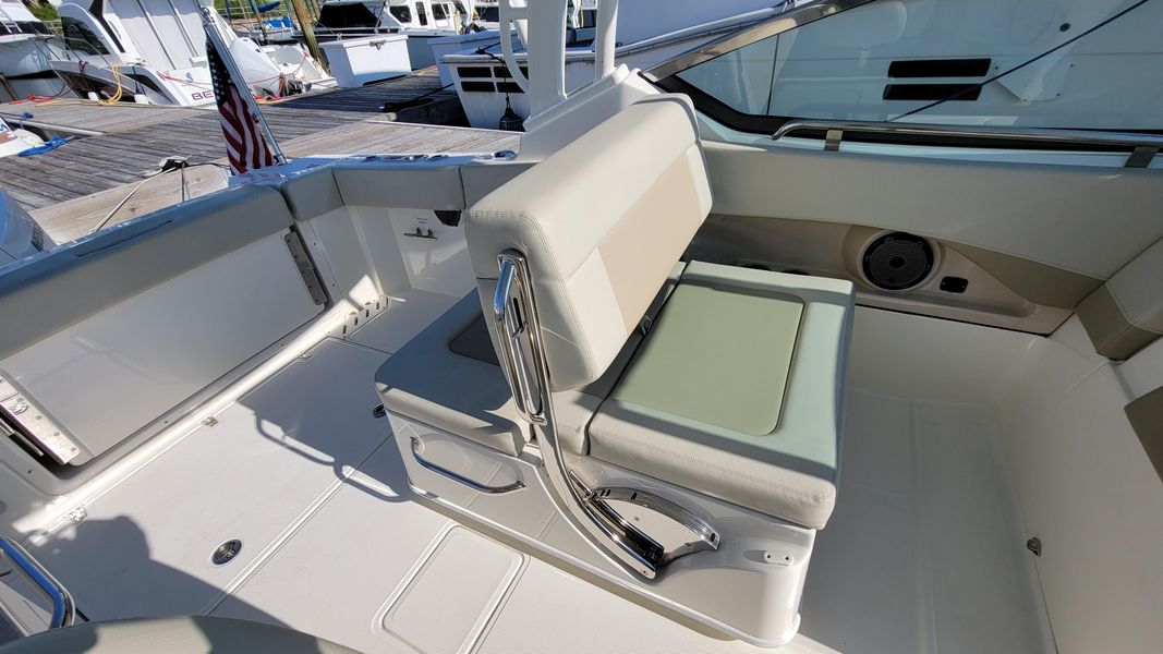 2021 Boston Whaler 240 Vantage