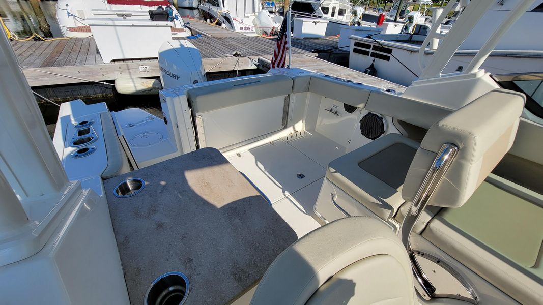 2021 Boston Whaler 240 Vantage