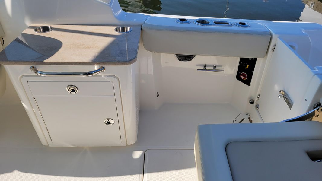 2021 Boston Whaler 240 Vantage