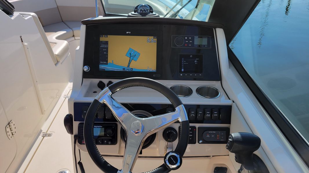 2021 Boston Whaler 240 Vantage