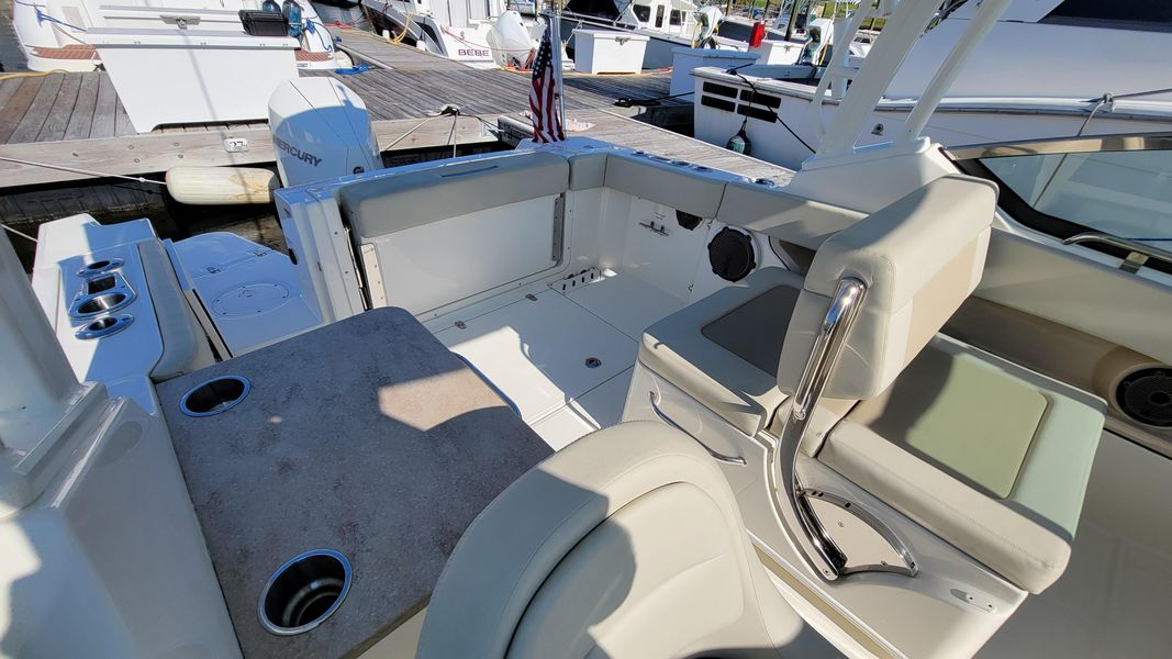 2021 Boston Whaler 240 Vantage