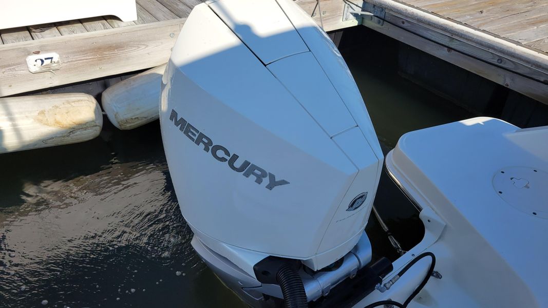 2021 Boston Whaler 240 Vantage