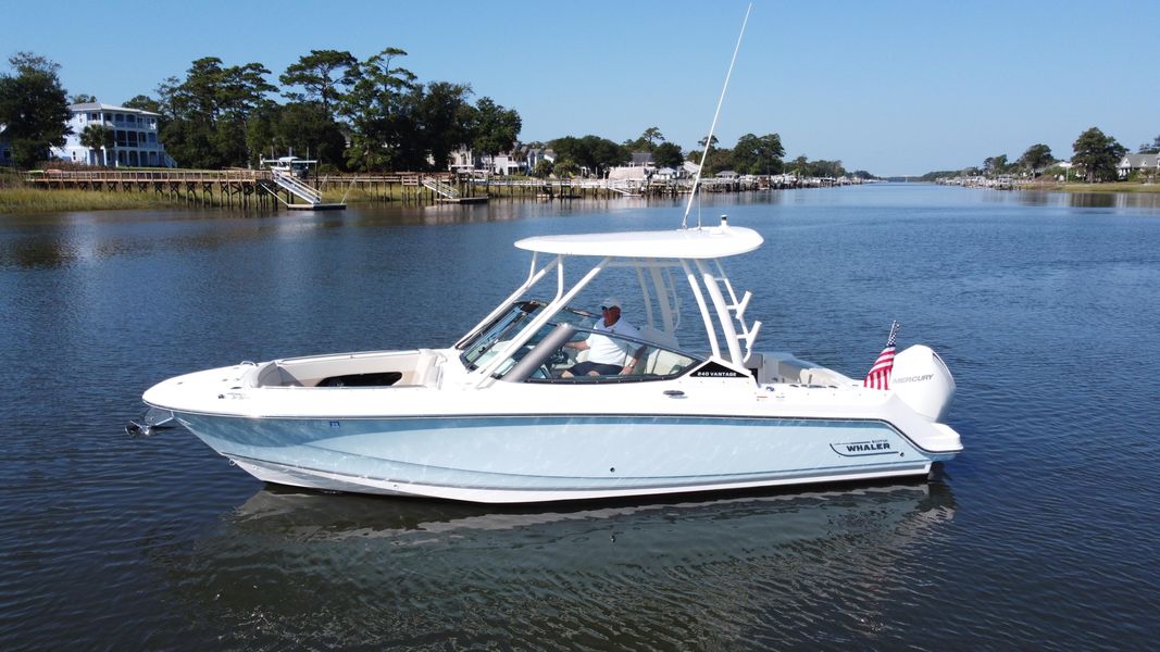 2021 Boston Whaler 240 Vantage