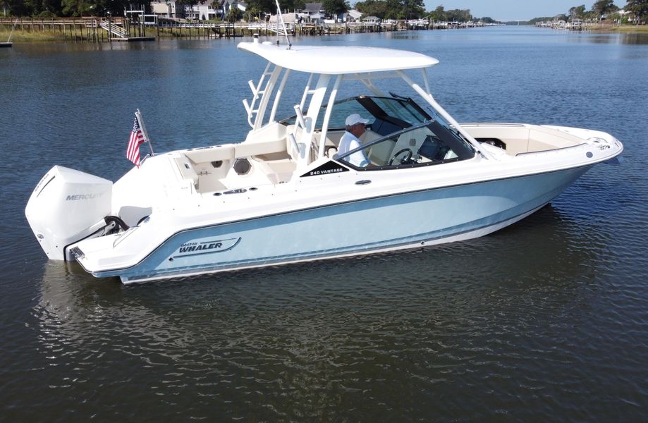 2021 Boston Whaler 240 Vantage