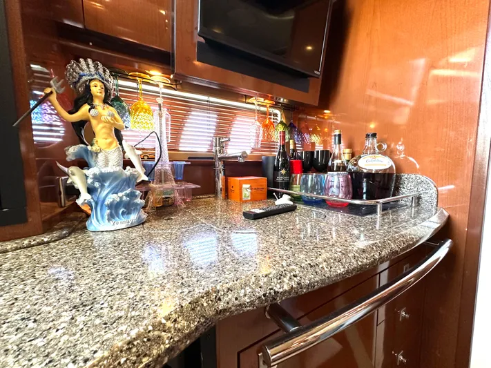  Yacht Photos Pics Luxurious bar area on 2007 Sea Ray 38 Sundancer yacht with granite countertop.