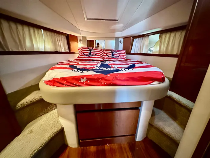  Yacht Photos Pics 2007 Sea Ray 38 Sundancer cabin with nautical-themed bedding, cozy interior, and wood accents.