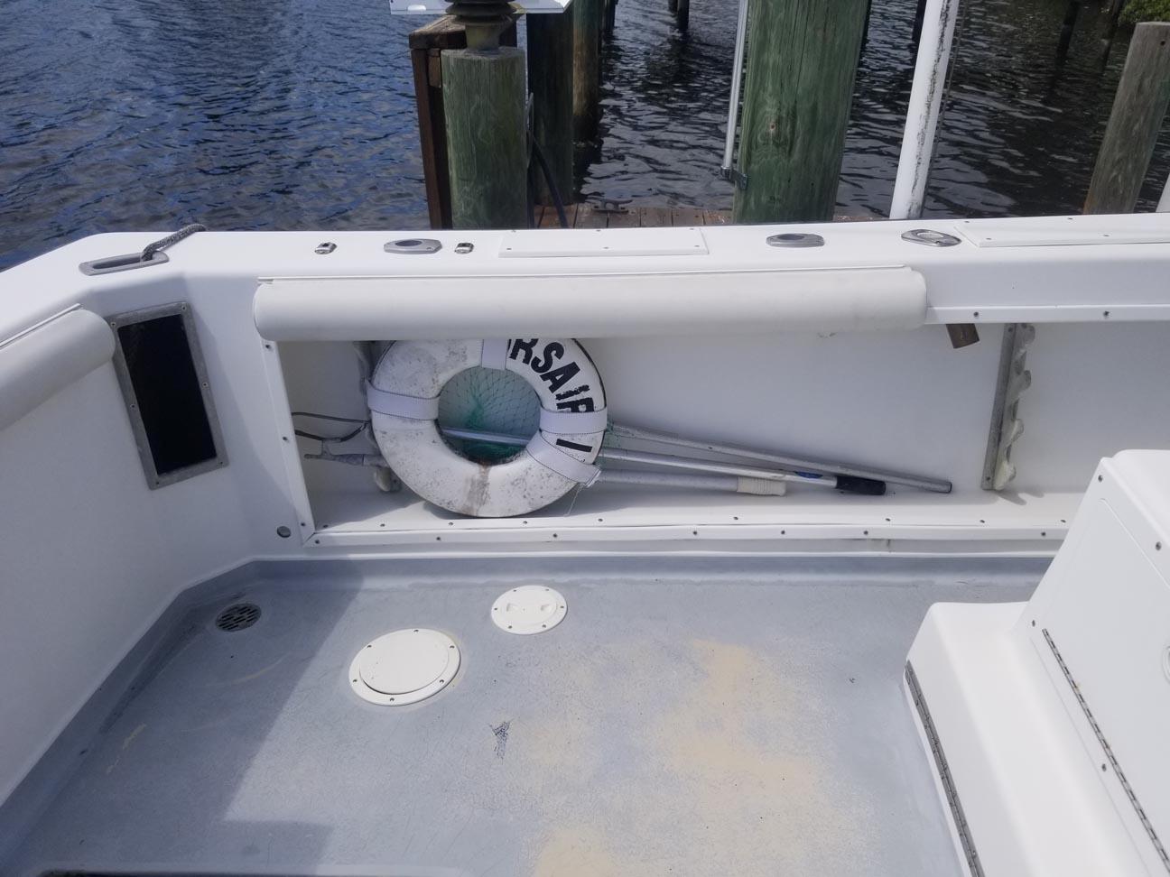 1977 Pace Wahoo boat deck with life preserver and dock view.