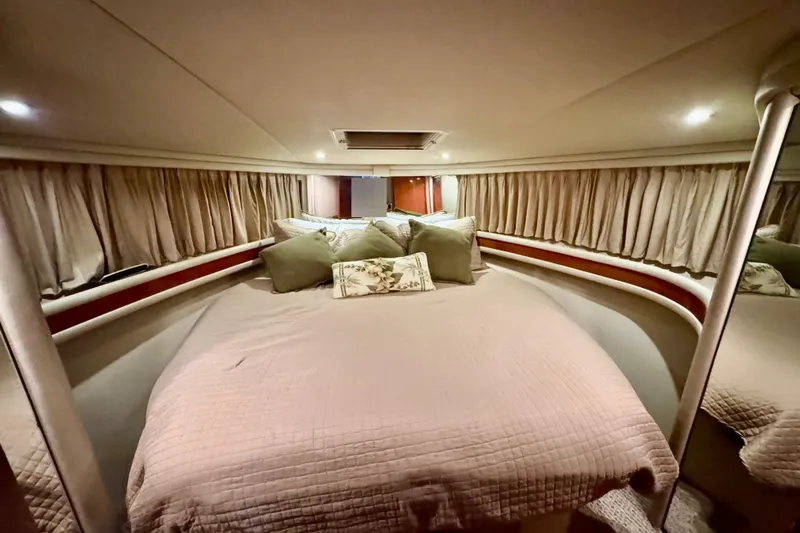 Scanner II Yacht Photos Pics Luxurious bedroom interior of 1998 Sea Ray 480 Sedan Bridge yacht with cozy bedding.