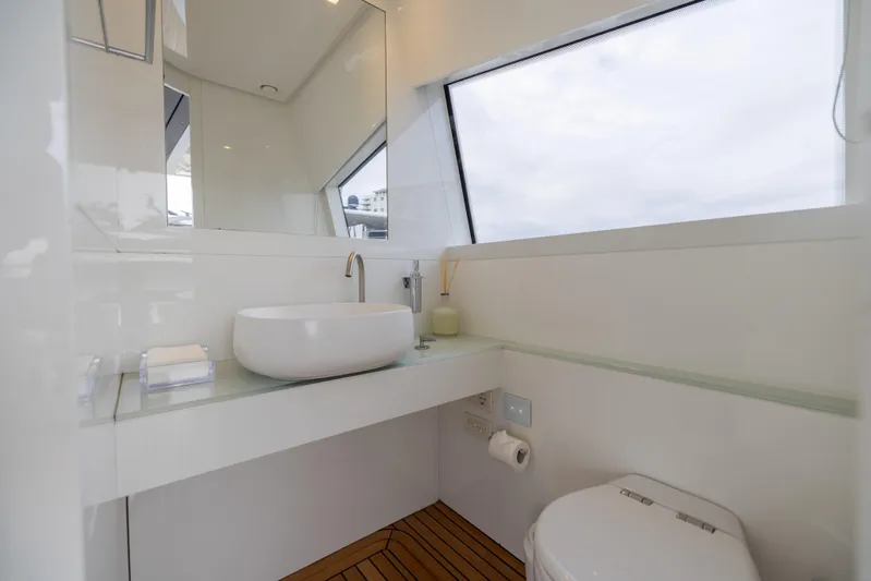 Naav Yacht Photos Pics 