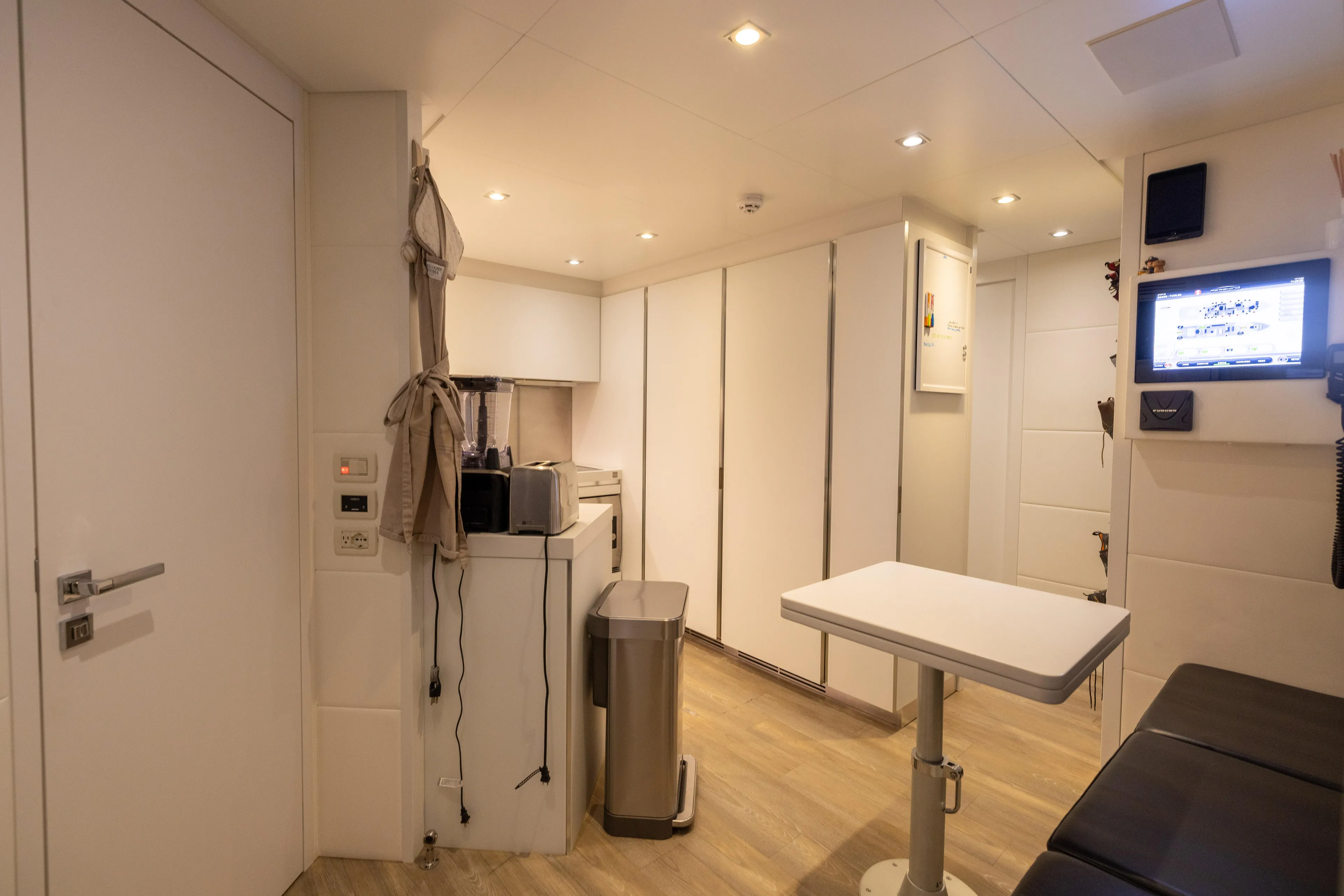 Naav Yacht Photos Pics 