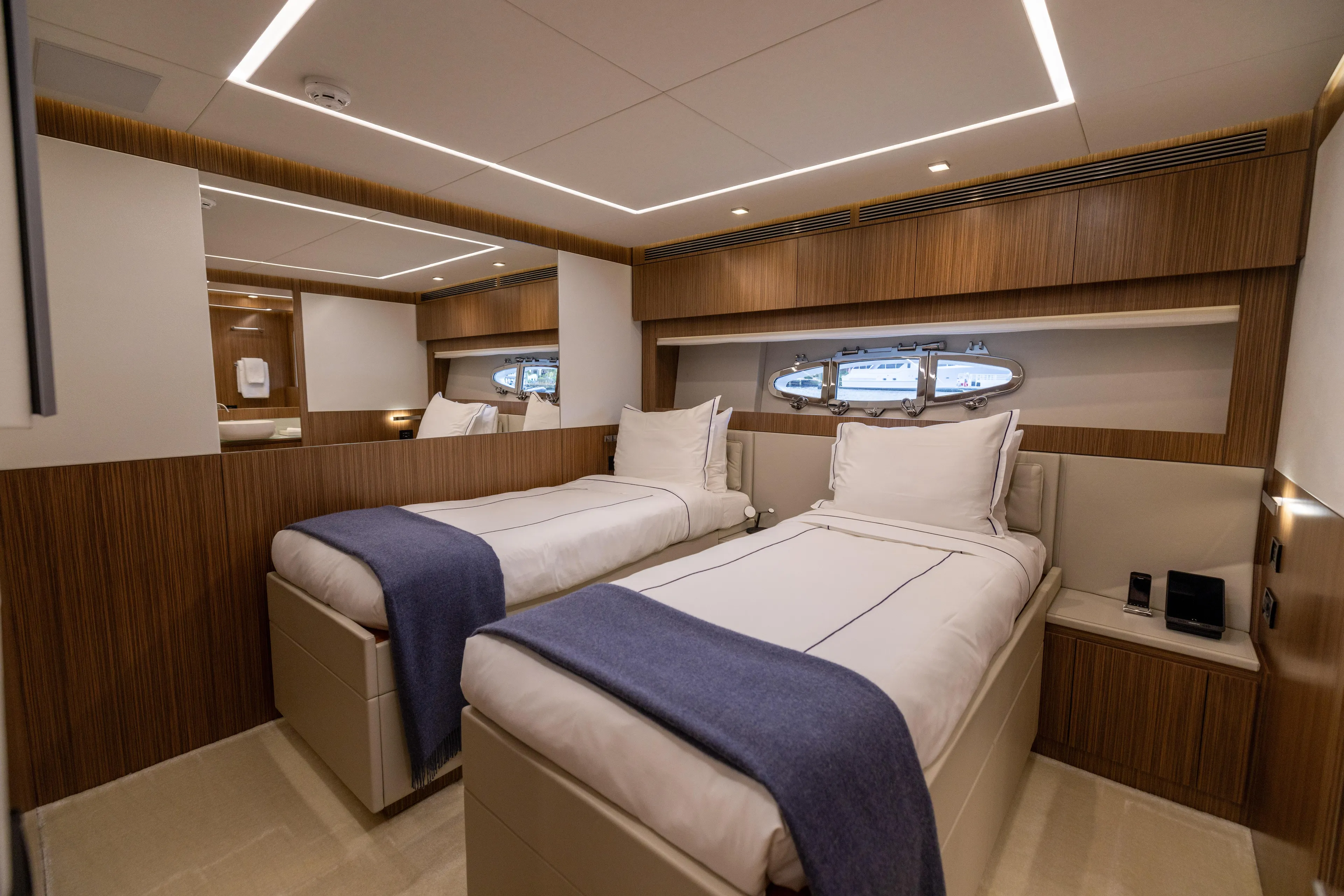 Naav Yacht Photos Pics 