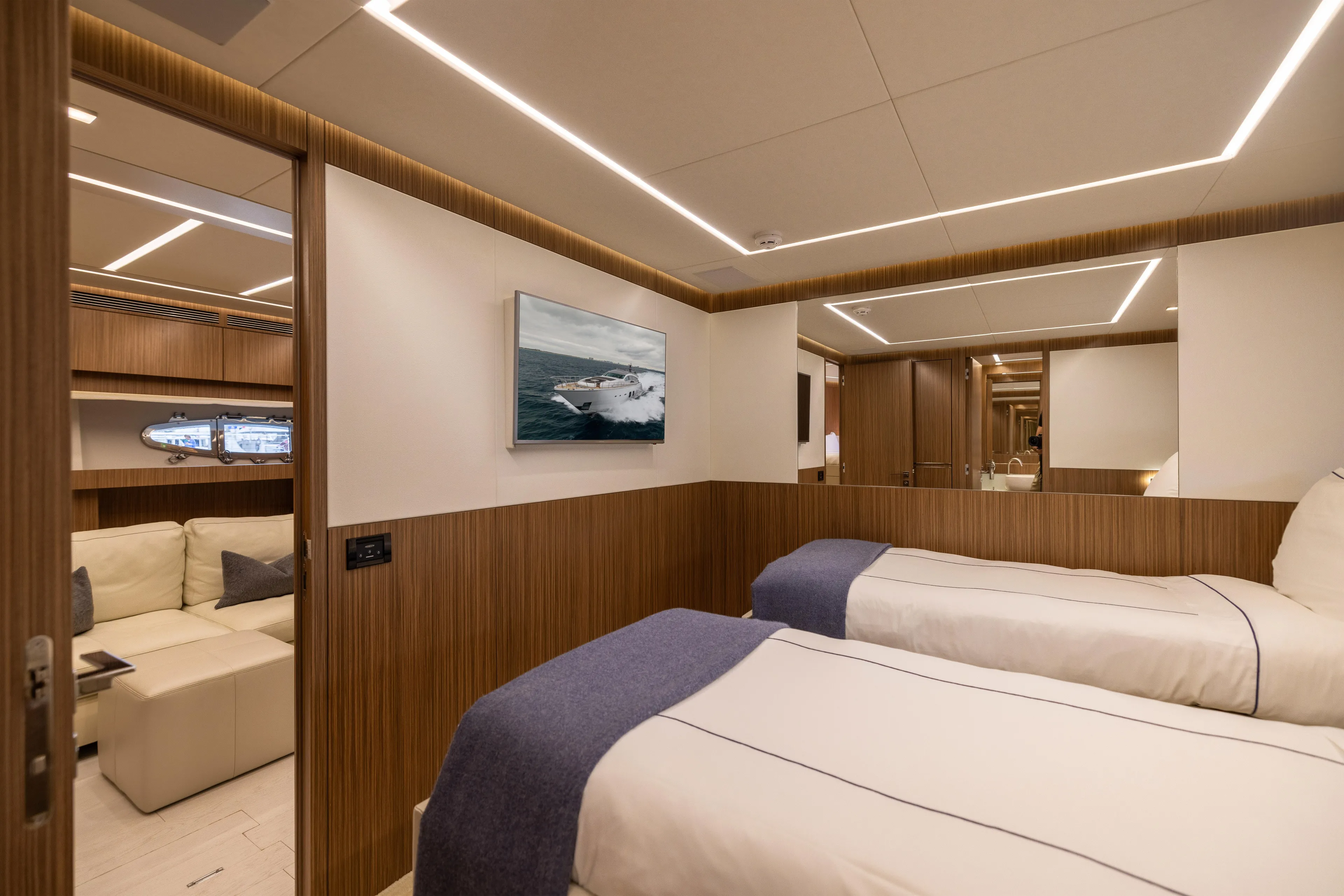 Naav Yacht Photos Pics 