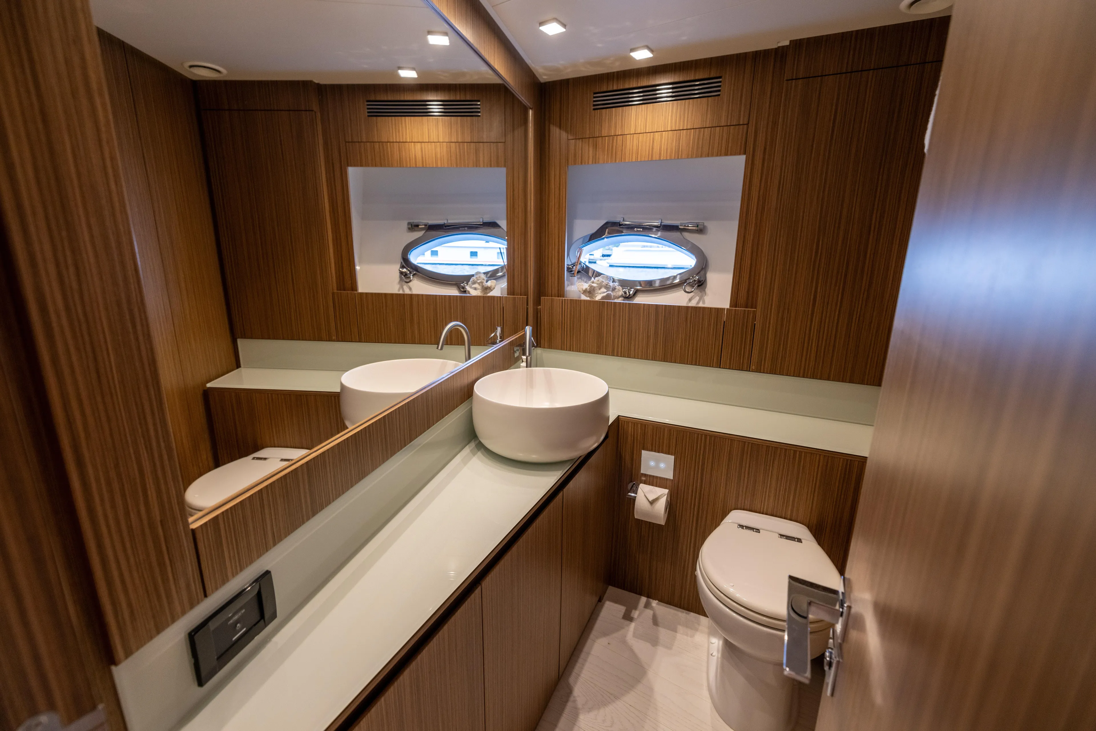 Naav Yacht Photos Pics 