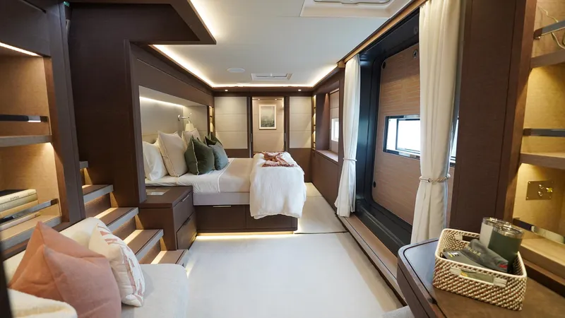 Aeolus 77 Yacht Photos Pics The Master Suite