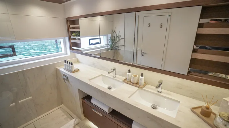 Aeolus 77 Yacht Photos Pics Master Bath