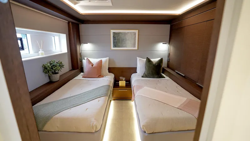 Aeolus 77 Yacht Photos Pics 