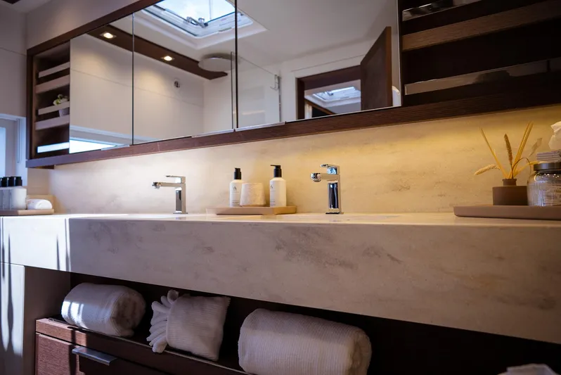 Aeolus 77 Yacht Photos Pics Master Bath
