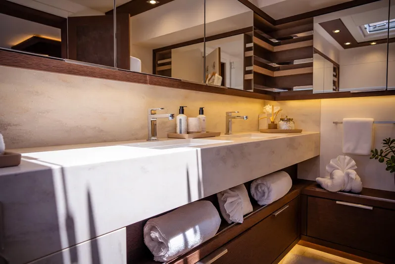 Aeolus 77 Yacht Photos Pics Master Bath